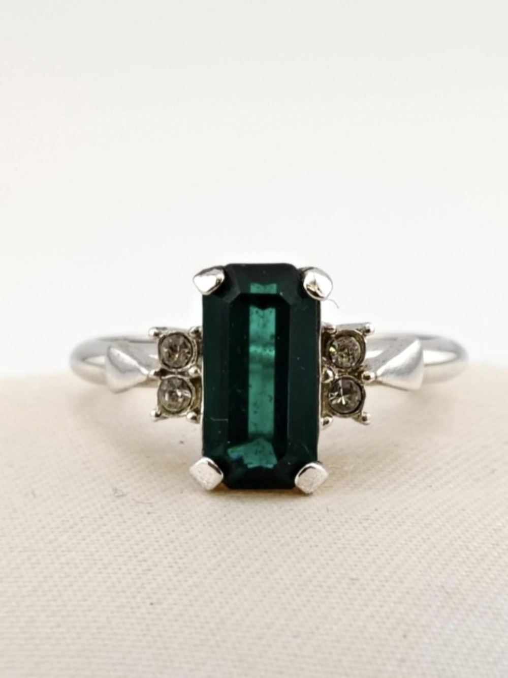 NWOB 1976 Avon Park East Faux Emerald & Rhinestones Silver Tone Fashion Adj Ring